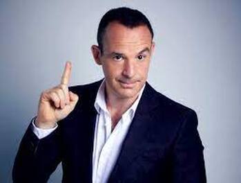 Martin Lewis de Money Saving Expert apuntando hacia arriba