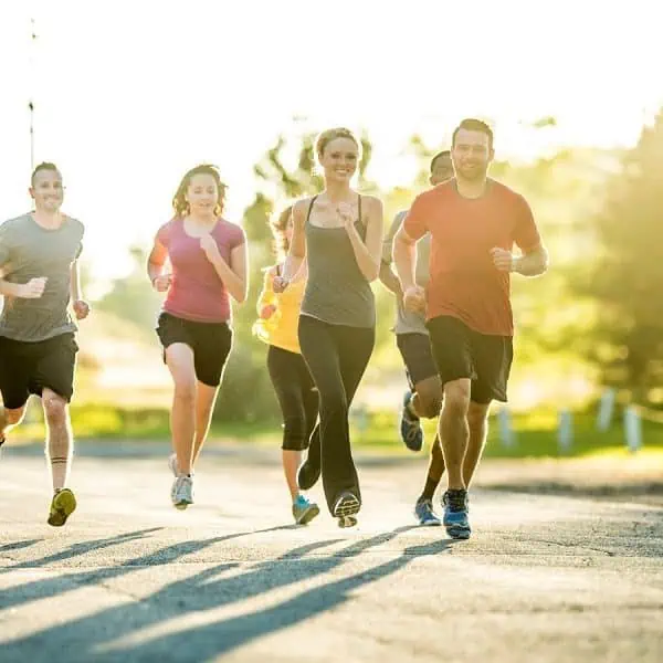 Tres corredores masculinos y tres femeninos corriendo juntos